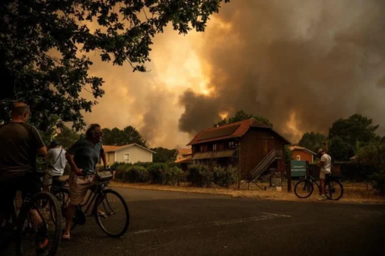Οι πυρκαγιές σε Ισπανία και Γαλλία εκτόπισαν 300.000