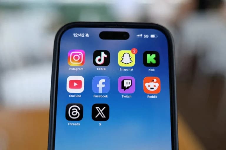 Η Γαλλία απαγορεύει τα social media σε παιδιά κάτω των 15