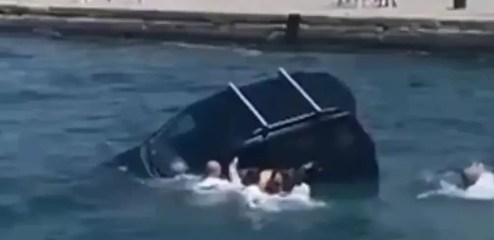 Οι δόκιμοι σώζουν οδηγό από αυτοκίνητο στη θάλασσα