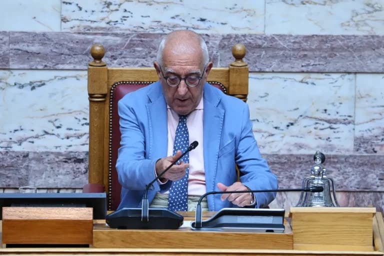 Ο Κακλαμάνης στηρίζει τους συντάκτες μετά το επεισόδιο στη Βουλή