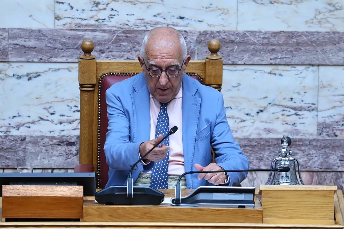 Ο Κακλαμάνης στηρίζει τους συντάκτες μετά το επεισόδιο στη Βουλή