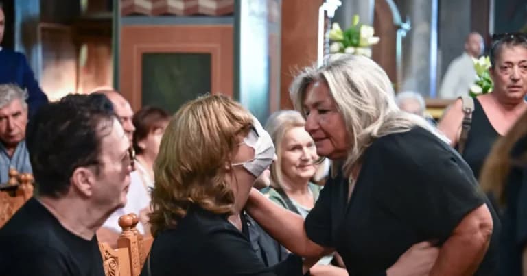 Η κηδεία της Μαίρης Λίντα: Συγκίνηση στο Γηροκομείο