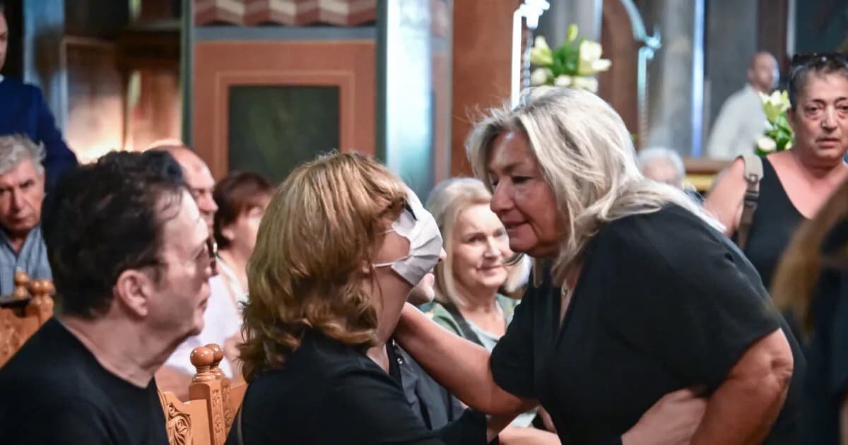 Η κηδεία της Μαίρης Λίντα: Συγκίνηση στο Γηροκομείο
