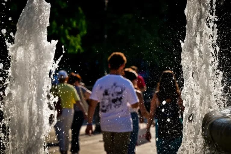 Ο καύσωνας κορυφώνεται με ακραίο κίνδυνο πυρκαγιάς