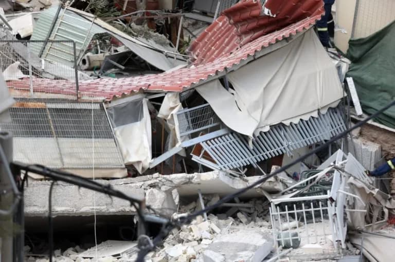 Η κατάρρευση πολυκατοικίας στα Πετράλωνα σοκάρει την Αθήνα