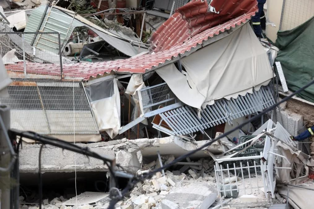 Η κατάρρευση πολυκατοικίας στα Πετράλωνα σοκάρει την Αθήνα