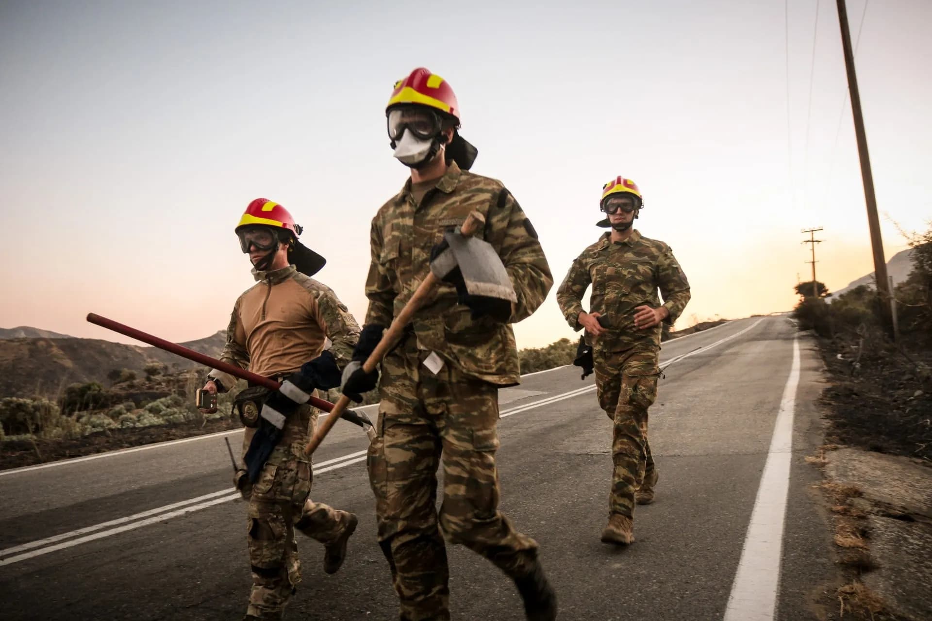 Η φωτιά μαίνεται στην Κρήτη, σε επιφυλακή η Λέσβος