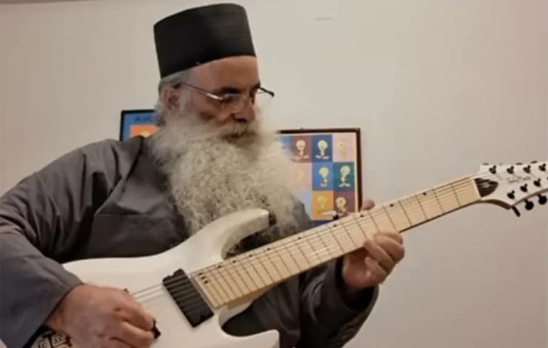 Ο ιερέας από το Ναύπλιο που έγινε γνωστός με heavy metal