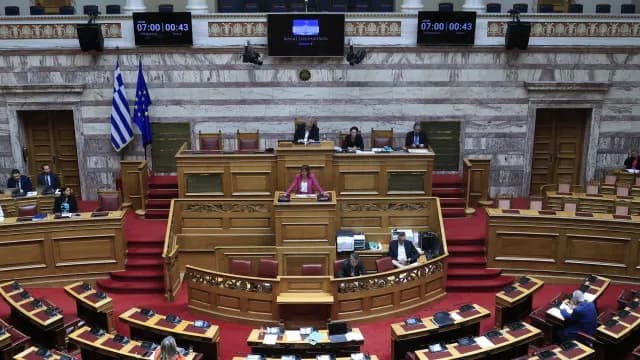Η Βουλή ψήφισε το νομοσχέδιο για την ίση αμοιβή ανδρών-γυναικών