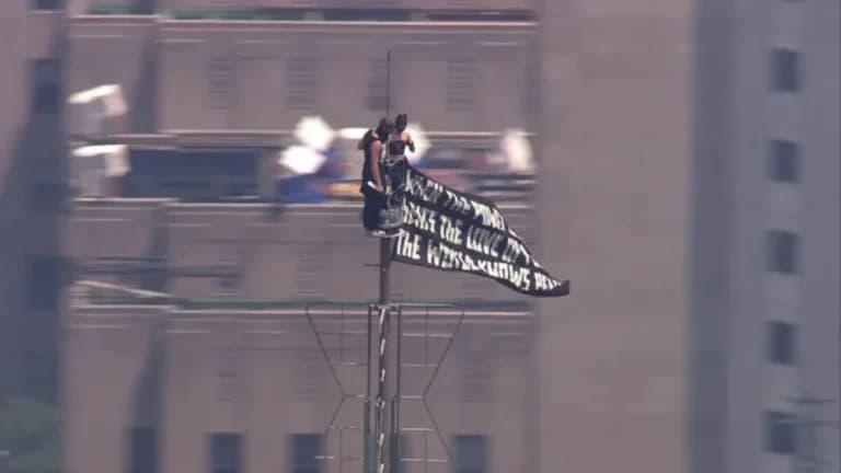 Οι ακτιβιστές σκαρφάλωσαν στην κορυφή του Empire State Building