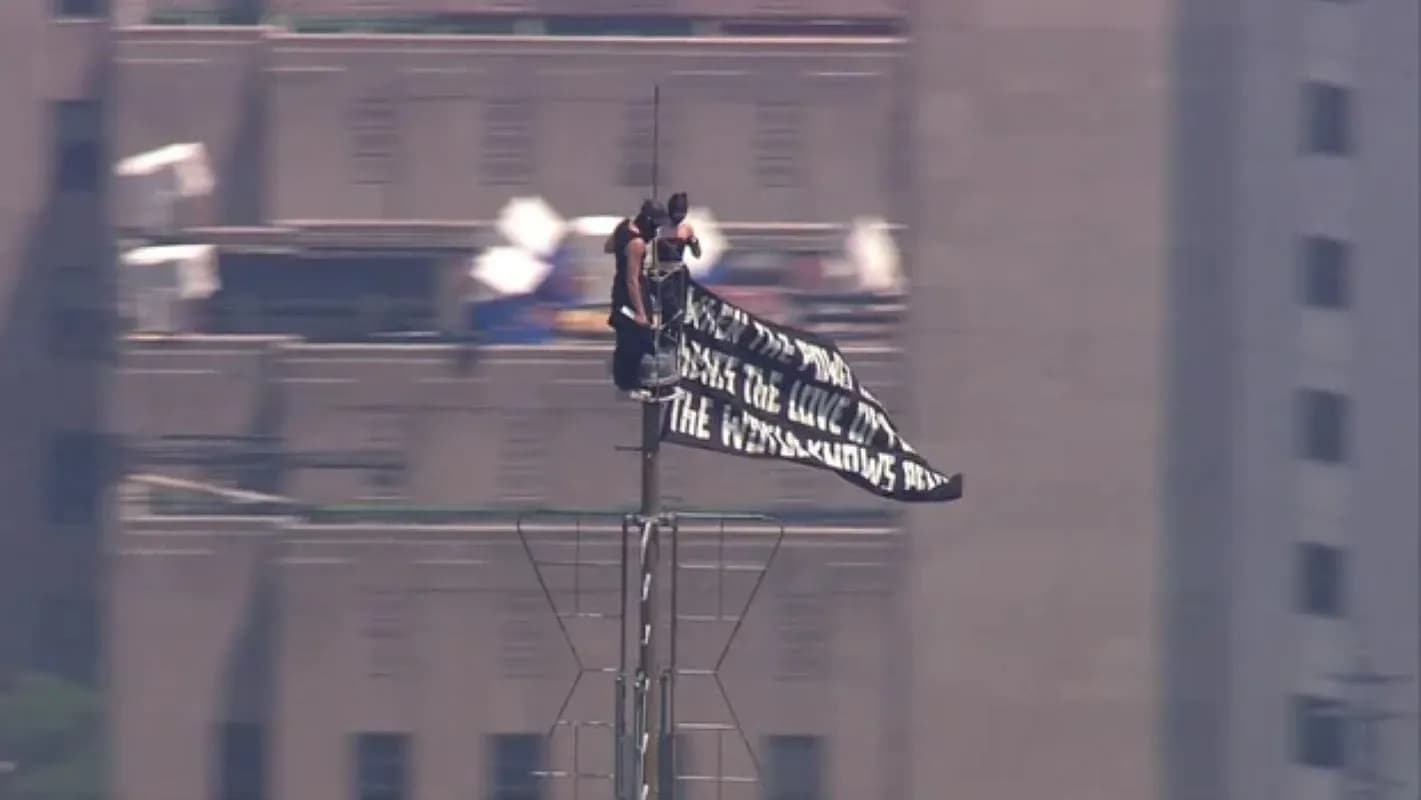 Οι ακτιβιστές σκαρφάλωσαν στην κορυφή του Empire State Building