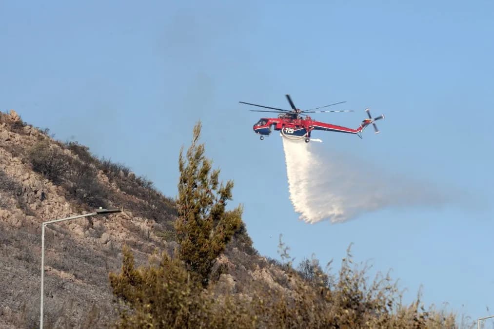 Η φωτιά στο Καλαπόδι Φθιώτιδας κινητοποιεί 56 πυροσβέστες