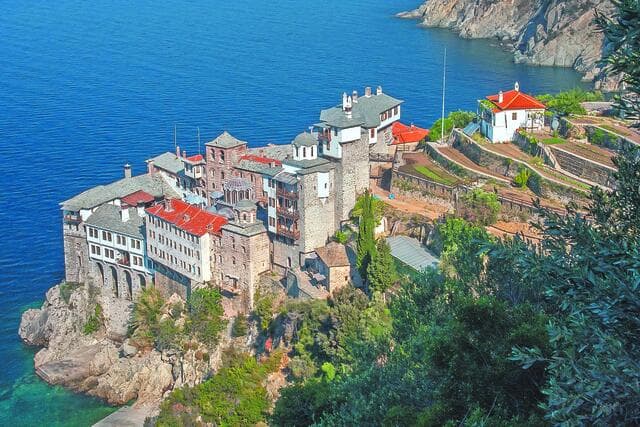 Το σκάφος προσέκρουσε σε βράχο στο Άγιο Όρος Τραυματίας
