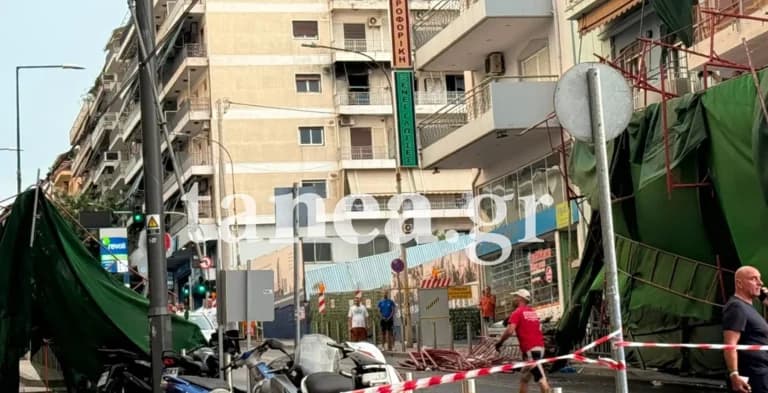 Η σκαλωσιά καταπλάκωσε οδηγό μηχανής στον Πειραιά