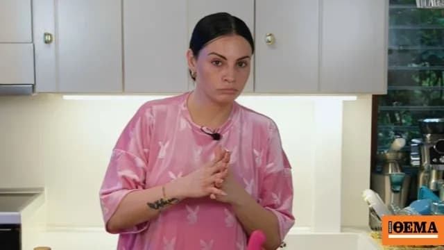 Η Δήμητρα Αλεξανδράκη έξαλλη με μοντέλα σε επίδειξη μόδας