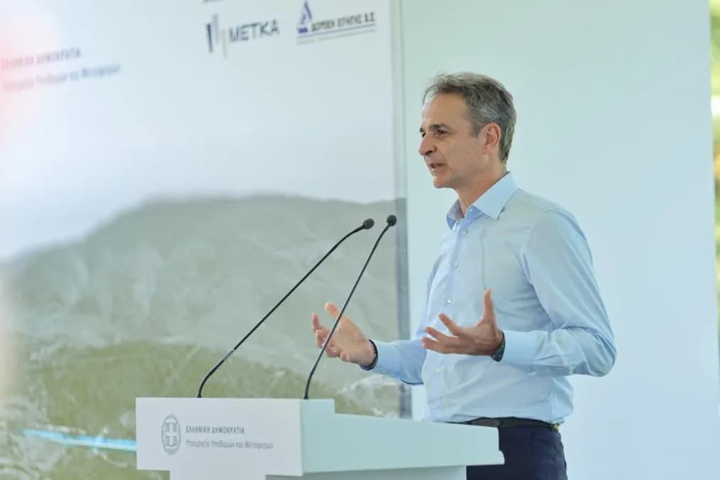 Ο Μητσοτάκης υπέγραψε τη σύμβαση του τριπλού κόμβου Σκαραμαγκά