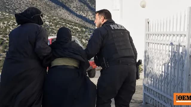 Φωτιά στην Πάρο: Απομάκρυναν καλόγριες από τη Μονή