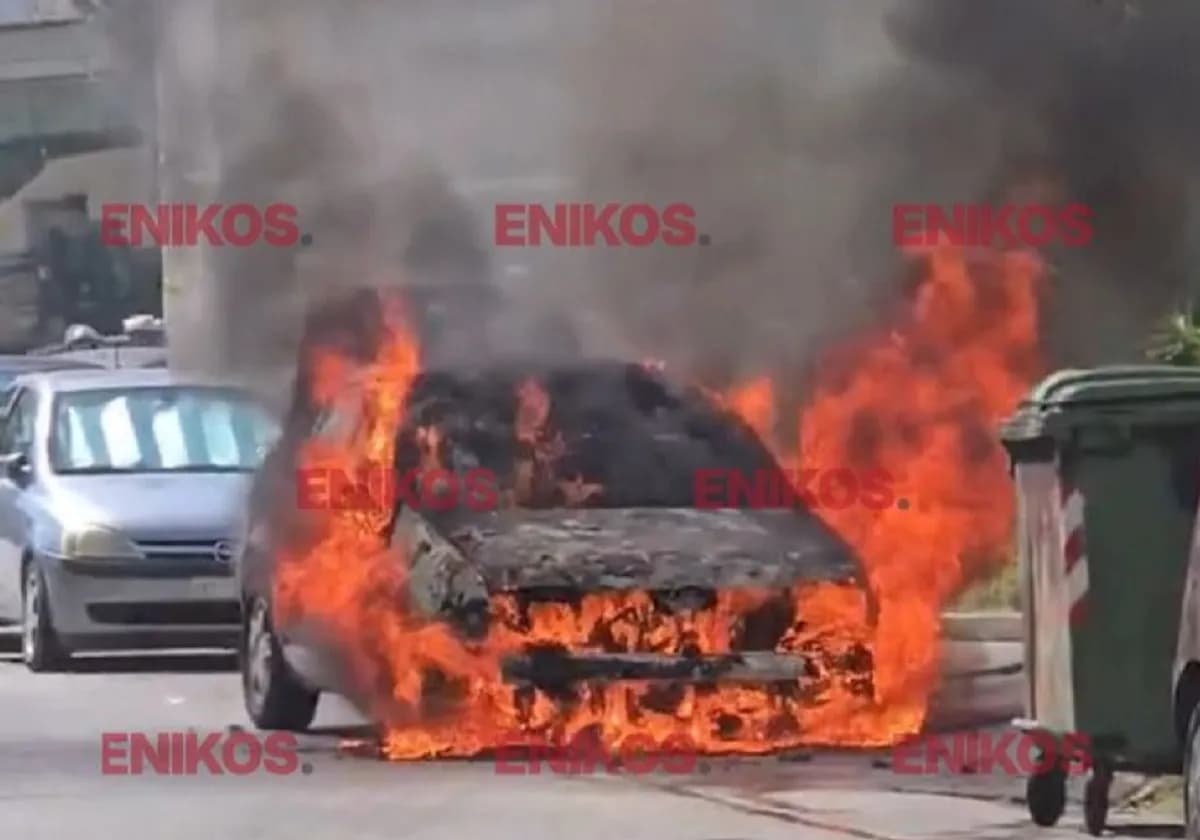Η φωτιά σε αυτοκίνητο τύλιξε το Παλαιό Φάληρο το πρωί