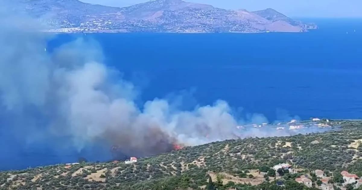Μεγάλη φωτιά στα Μέθανα Μήνυμα του 112 για ετοιμότητα