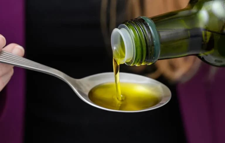 Το σφηνάκι ελαιολάδου το πρωί: Τι δείχνει η επιστήμη