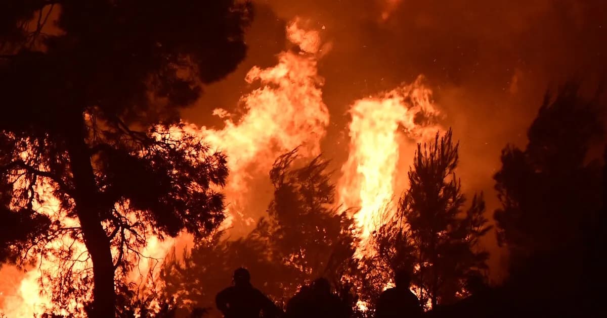 Η φωτιά στη Βοιωτία μαίνεται: Απεγκλωβισμοί δια θαλάσσης