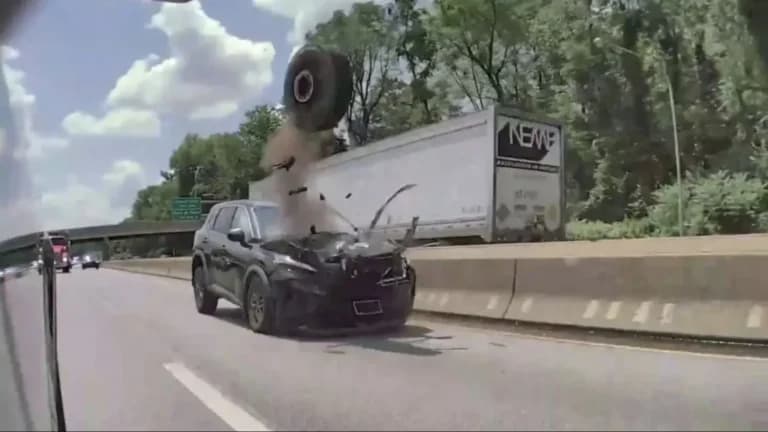 Το λάστιχο εκτός ελέγχου χτυπά SUV στη Φιλαδέλφεια