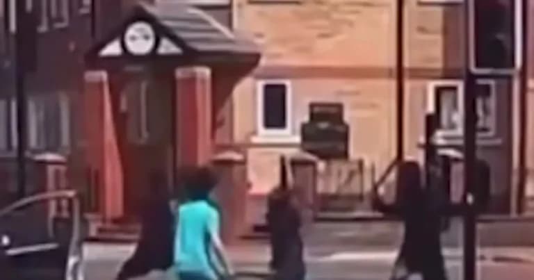 Σοκ στο Μάντσεστερ: Βίαιη επίθεση με ματσέτες σε αυτοκίνητο