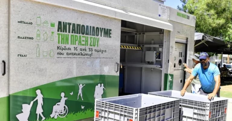 Ο Μαρινάκης απαντά για τα σπιτάκια ανακύκλωσης και τη Texan