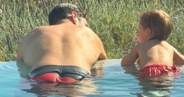 Ο Κωνσταντίνος Αργυρός σε συναυλία και διακοπές στην Πελοπόννησο