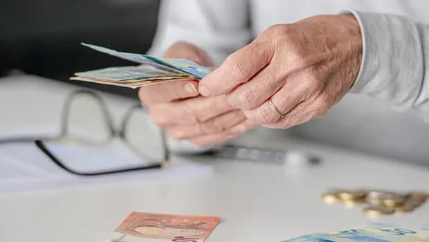 Η Βουλή καταργεί τις περικοπές στις συντάξεις χηρείας