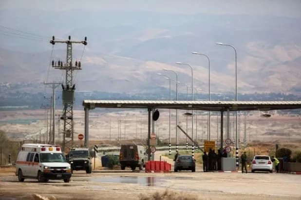 Ο Ρο Χάνα σε κράτηση από Ισραηλινούς εποίκους στη Δυτική Όχθη