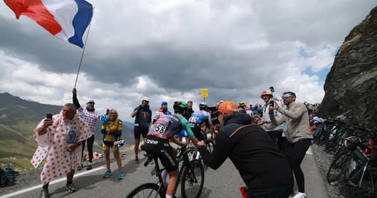 Το Tour de France στο χάος: Τραυματίες από οπαδούς στις Άλπεις