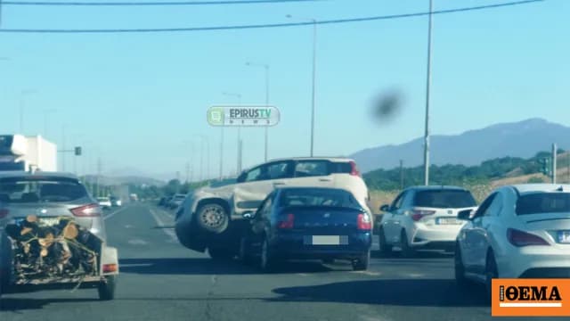 Τροχαίο στα Ιωάννινα: Αυτοκίνητο «σκαρφάλωσε» πάνω σε άλλο