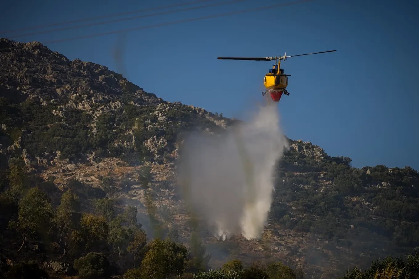 Φωτιά στον Ασπρόπυργο: Μάχη με 73 πυρκαγιές στη χώρα