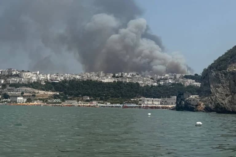 Μεγάλη πυρκαγιά στην Απουλία: Εκκενώθηκαν 400 τουρίστες