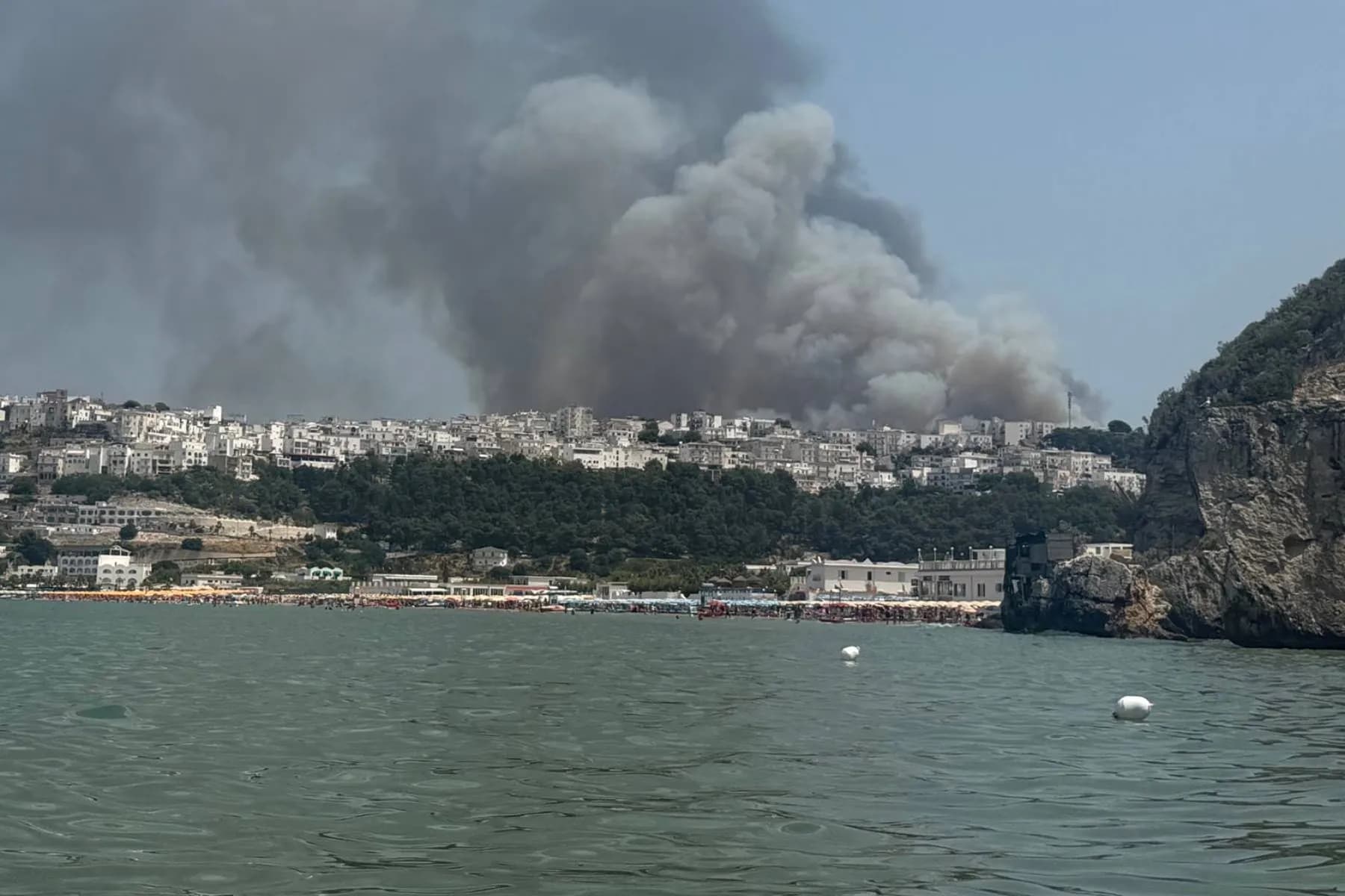 Μεγάλη πυρκαγιά στην Απουλία: Εκκενώθηκαν 400 τουρίστες
