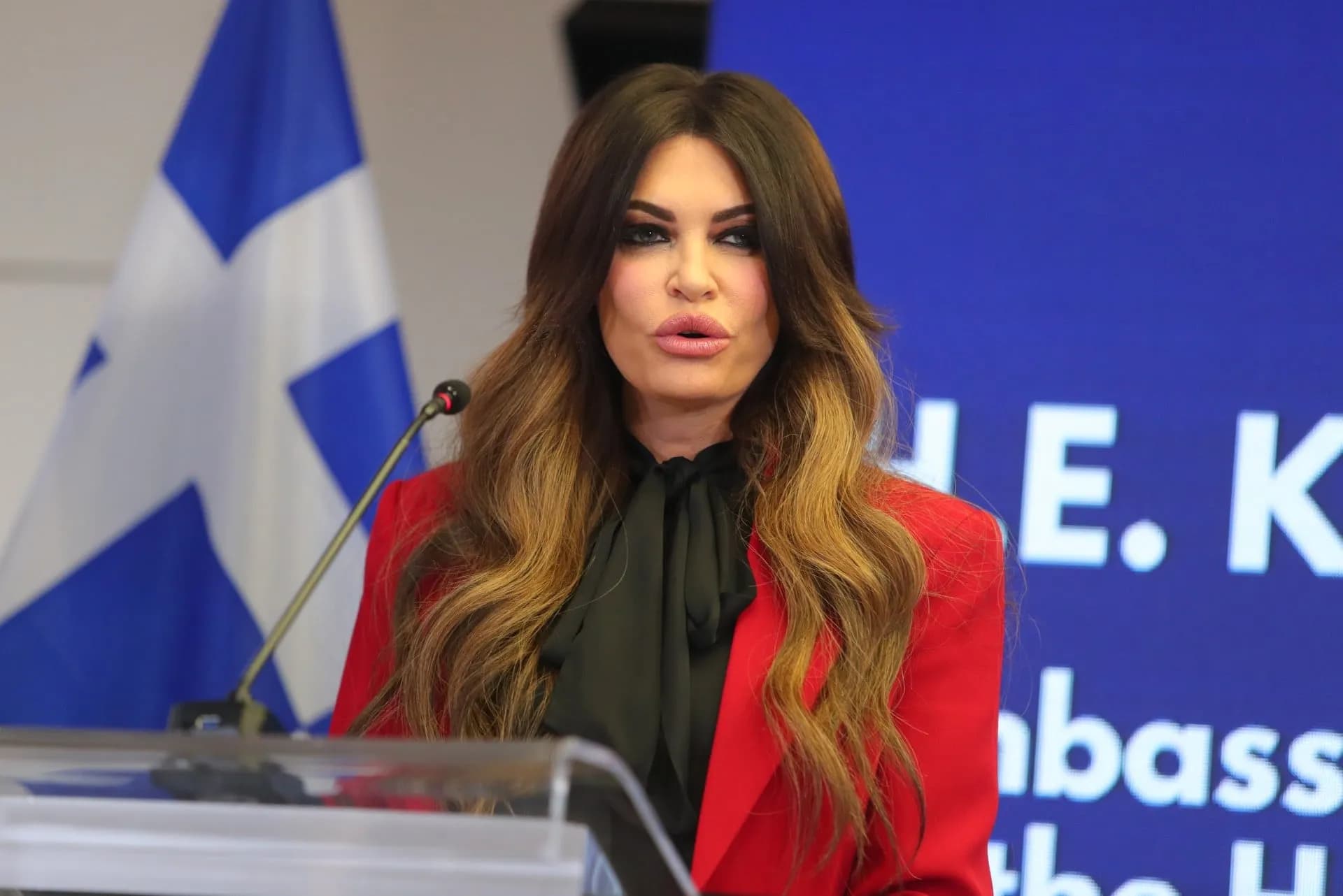 Η πρέσβειρα των ΗΠΑ θρηνεί τους πυροσβέστες στο Ρέθυμνο