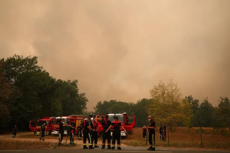 Η πυρκαγιά στη Ζιρόντ: Εθελοντές στηρίζουν πυροσβέστες