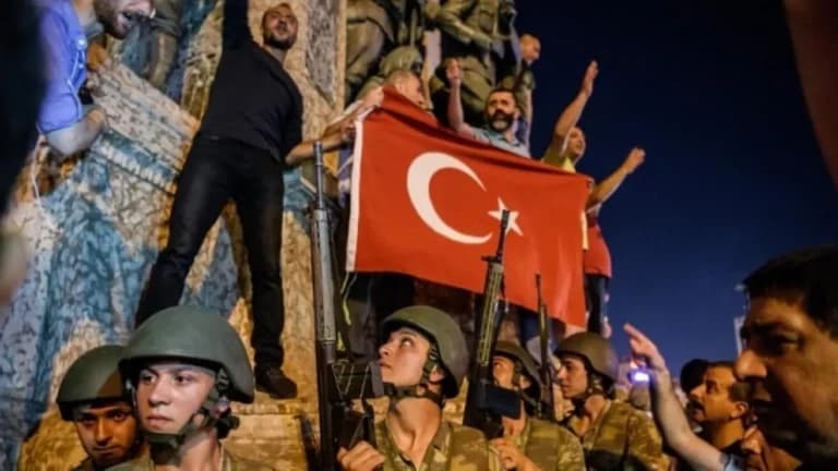 Η Άγκυρα διατάσσει 968 συλλήψεις για το δίκτυο Γκιουλέν