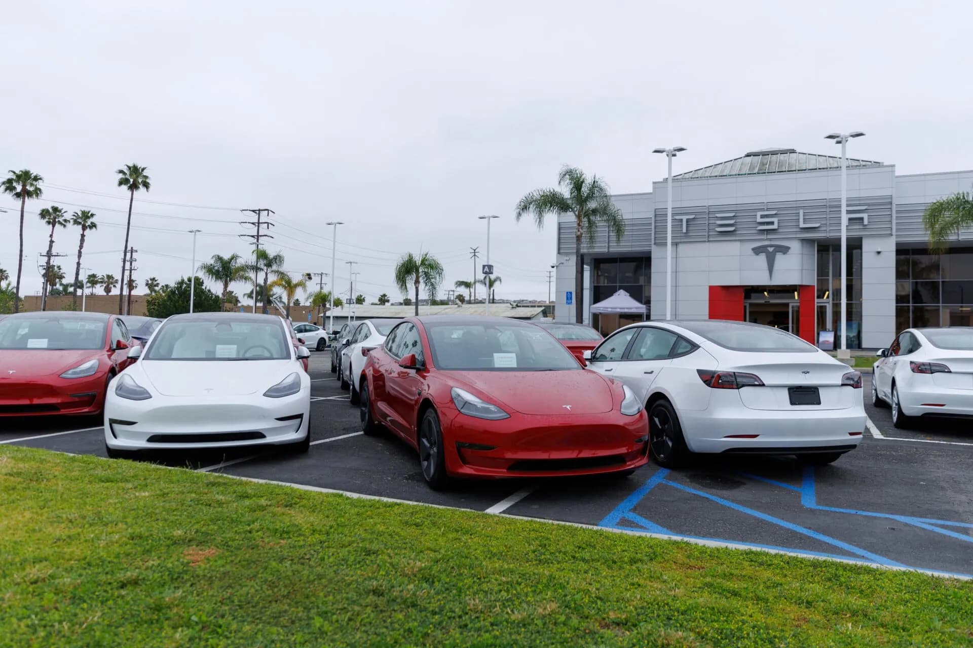 Η μετοχή της Tesla βυθίζεται 14% στη Wall Street