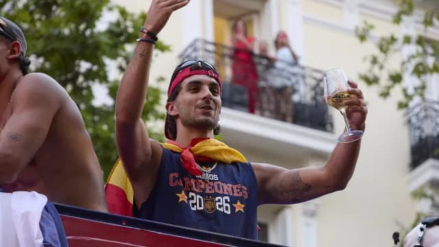 Ο Φεράν Τόρες με καπέλο Τραμπ στην παρέλαση της Ισπανίας