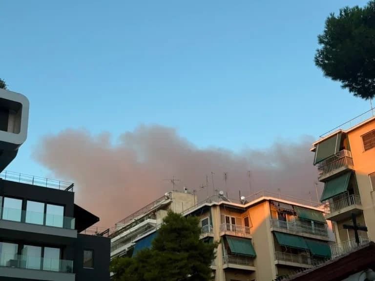 Η πυρκαγιά στο Γουδή κλείνει δρόμους στο κέντρο της Αθήνας
