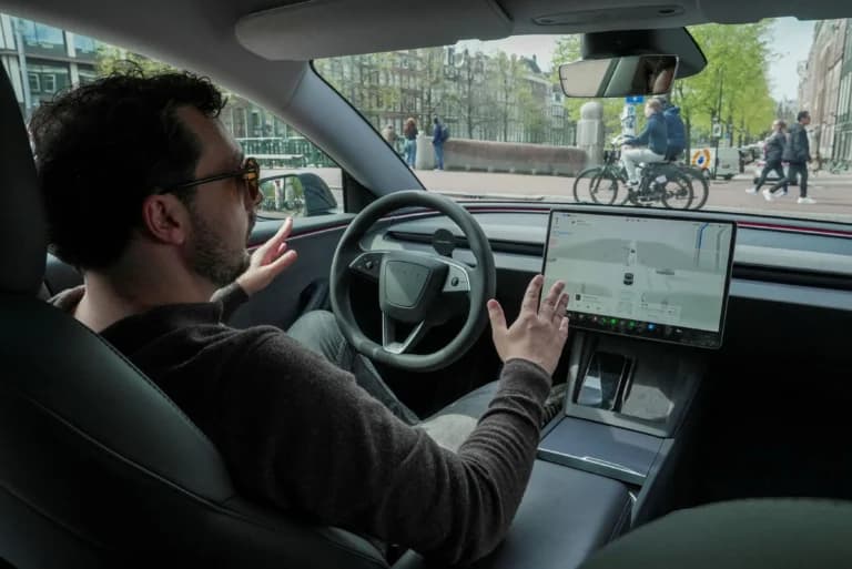 Η μετοχή της Tesla βουλιάζει, ο Μασκ χάνει τη μαγεία του