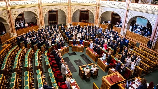 Η Ουγγαρία απομακρύνει τον πρόεδρο Σούλιοκ με νόμο