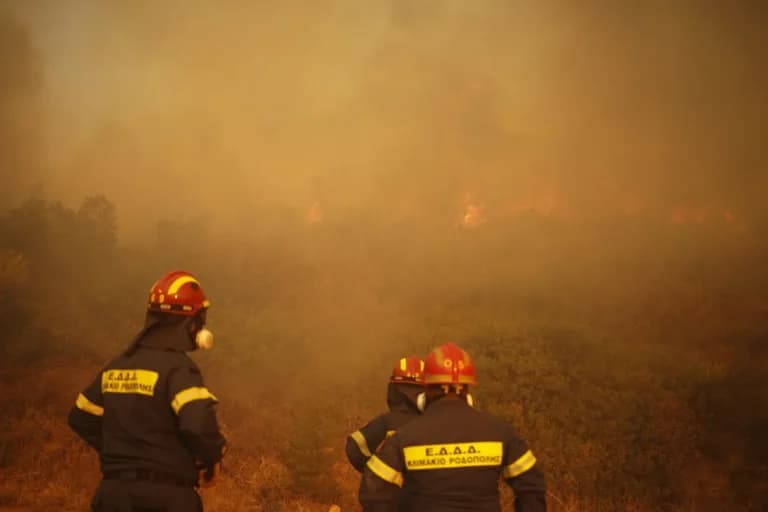 Η πυρκαγιά στη Θεσσαλονίκη κινητοποιεί 75 πυροσβέστες