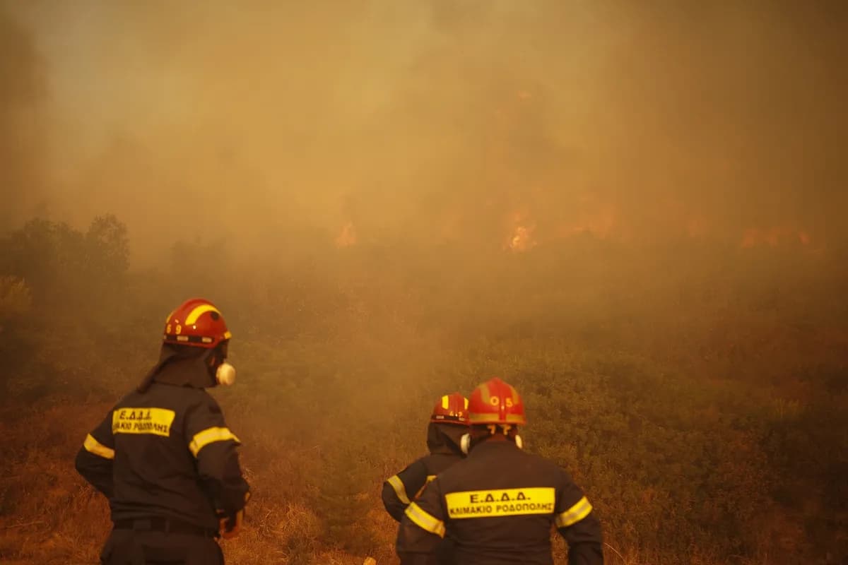 Η πυρκαγιά στη Θεσσαλονίκη κινητοποιεί 75 πυροσβέστες
