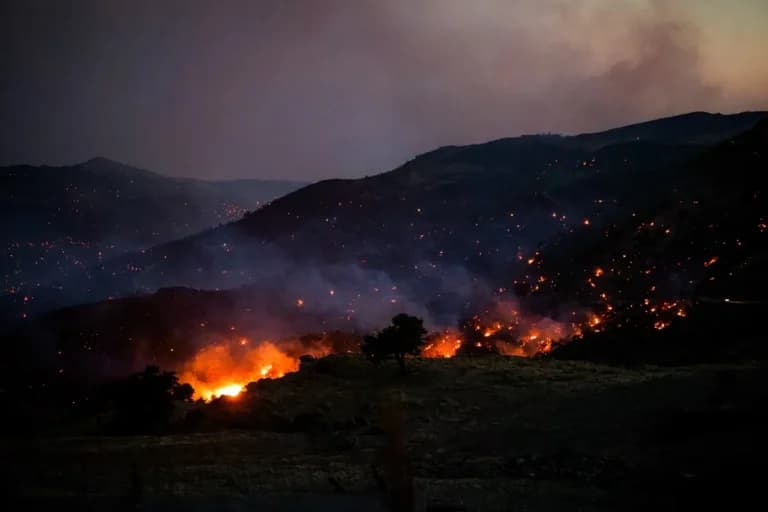 Καπνός από την πυρκαγιά στην Κρήτη σκεπάζει το Αιγαίο