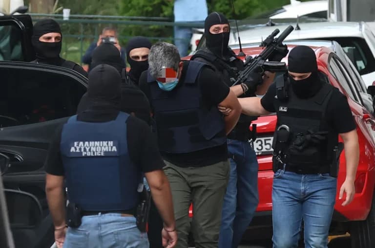 Η επίθεση στη Marfin: Οι δύο ύποπτοι οδηγήθηκαν στον ανακριτή