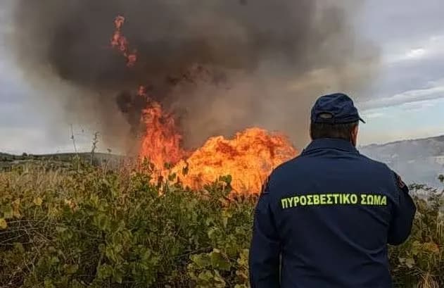 Φωτιές μαίνονται σε Κρήτη και Λέσβο, ήχησε το 112