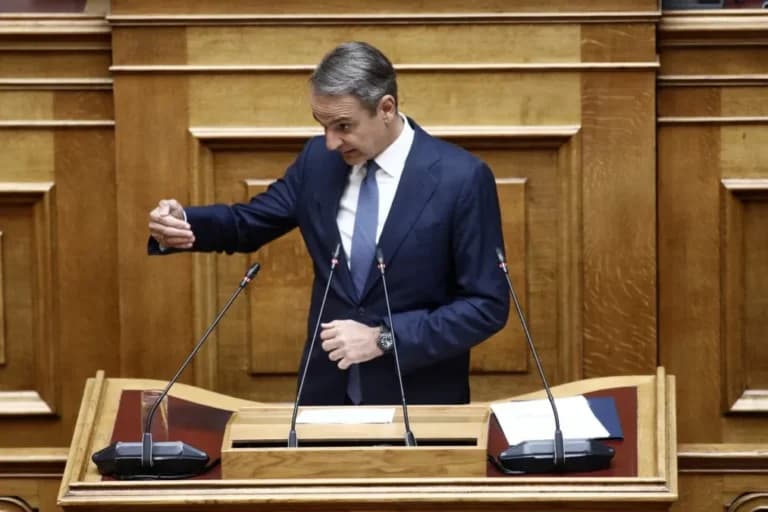 Ο Μητσοτάκης ανακοινώνει μείωση τιμών καυσίμων στη Βουλή